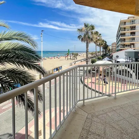 Maravillosas Vistas A La Bonita Playa De Campello.